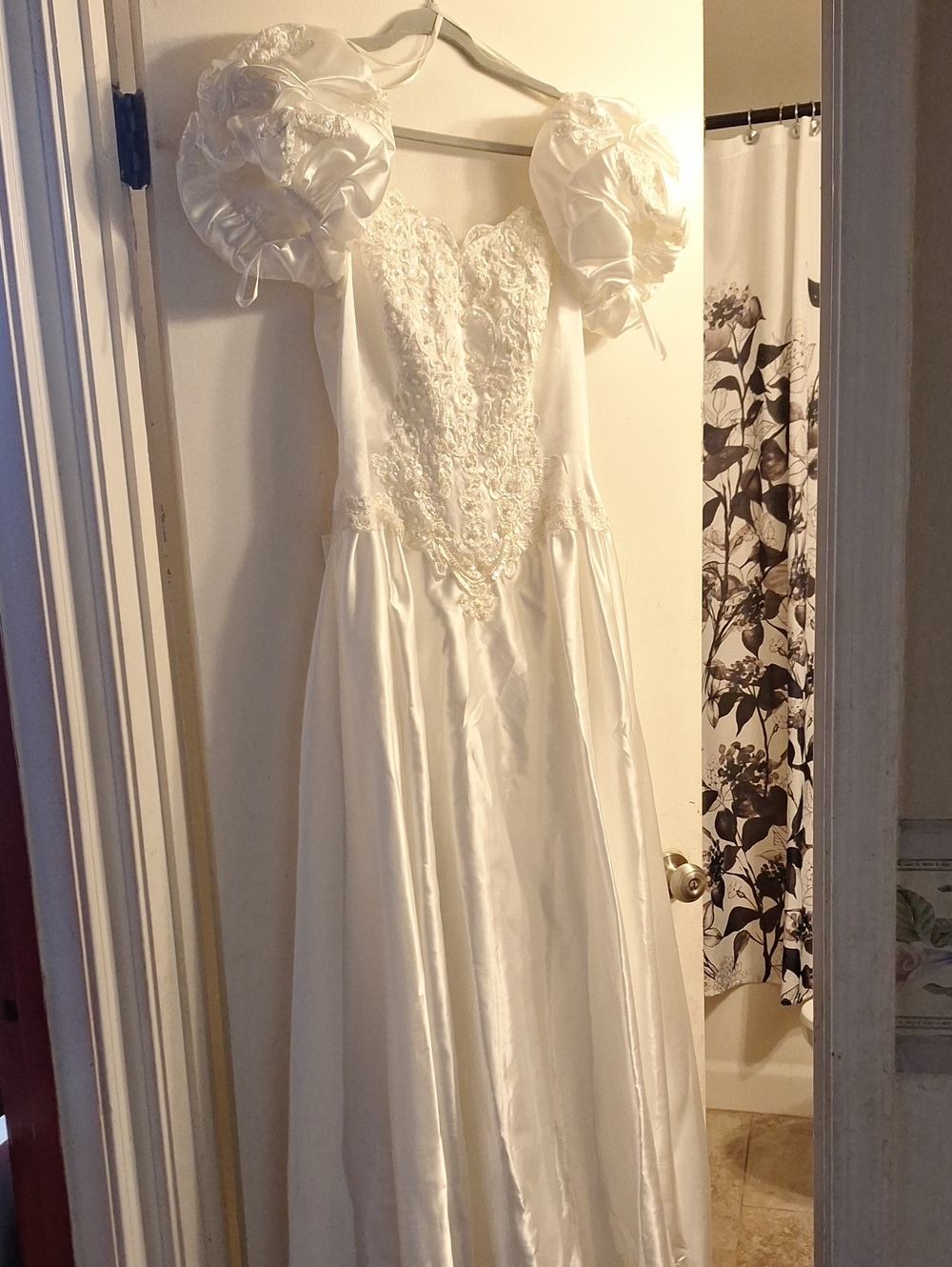 White Satin Wedding Dress with Puff Sleeves and Lace Appliqué